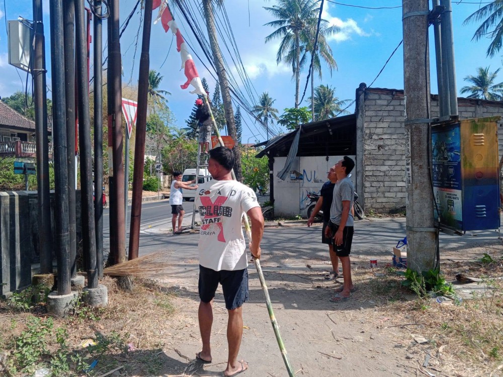 SEMANGAT KEBERSAMAAN WARGA DUSUN BATULAYAR, GOTONG ROYONG BERSIHKAN LINGKUNGAN SAMBUT HUT RI KE-81